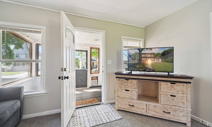 Old Town House | Cozy and Convenient 3-bedroom Home In the Heart of Lansing w/Wifi And Coffee