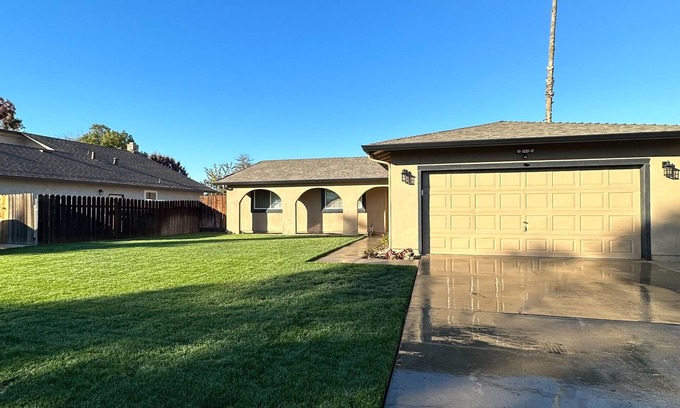 Turlock House | Cozy and Convenient Entire Home For traveling professionals and families