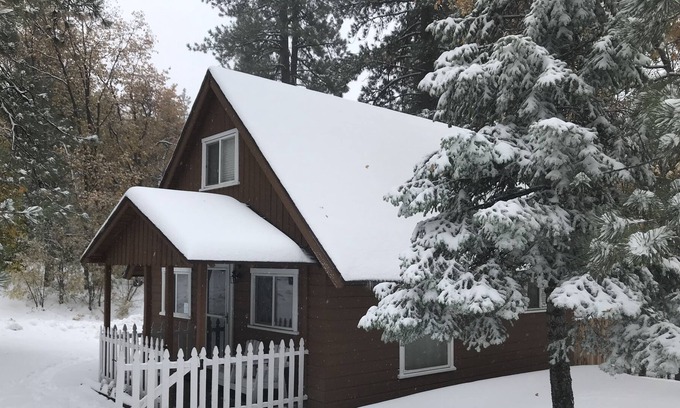 Arrowbear Lake Cabin | Cozy and cute ski cabin only 3 miles from Snow Valley. Hiking trail close by.