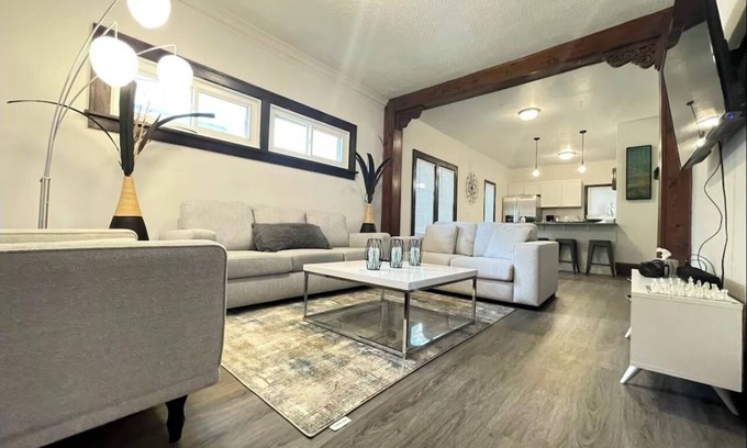 Minneapolis House | Cozy and Modern 4 bedroom 1 Bathroom McKinley Homenn