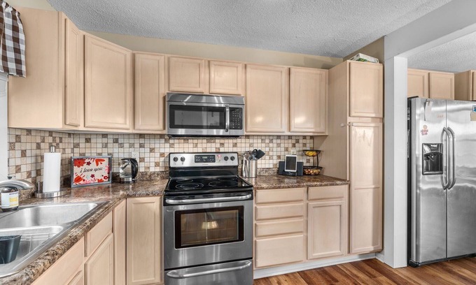Lakeland House | Cozy and Private 2-bedroom townhome in Lakeland - peaceful nature backdrop!