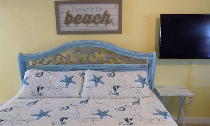 Redington Shores Condo | Cozy And Quaint "Old Florida" Beach Condo - Updated Kitchen