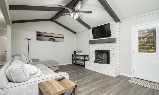 Benton House | Cozy and Serene 3 Bed 3 Bath in Great Area Close to Everything