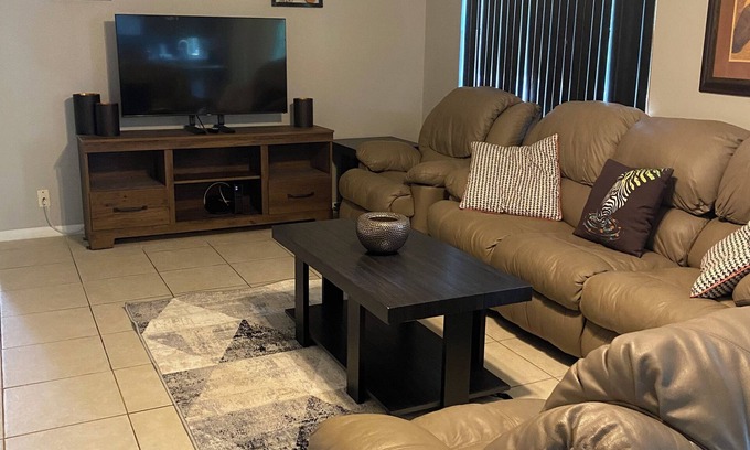 Seffner Community Alliance House | Cozy and spacious 3 bed/2 bath with office/den. Centrally located in Tampa.