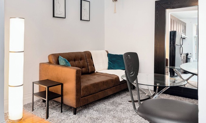 De Lorimier Apartment | Cozy and Stylish apartment in the Middle of Montreal
