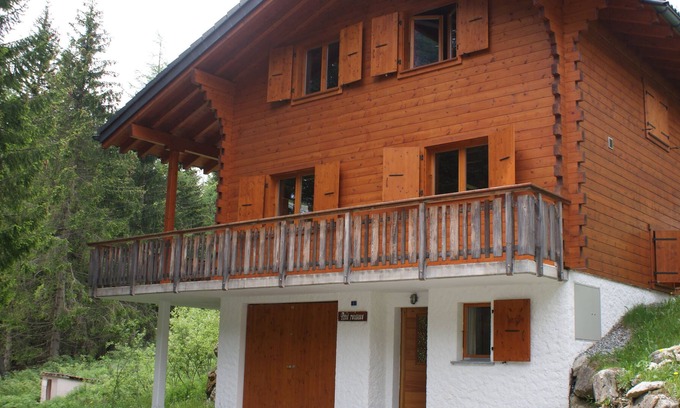 Champex-Lac Ski Chalet | Cozy and well-appointed cottage on the edge of a small brook in Champex-Lac