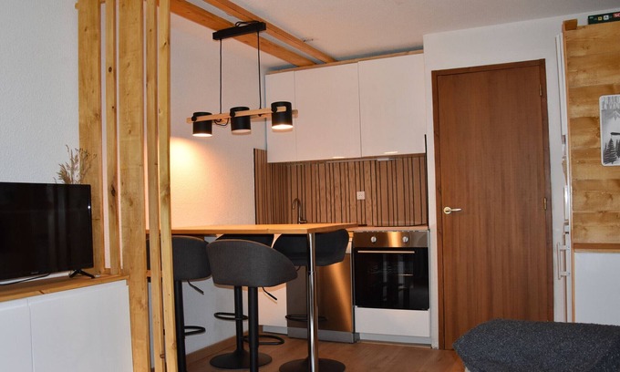 Pralognan-la-Vanoise Apartment | Cozy apartment with heated pool and south terrace in Pralognan-la-Vanoise