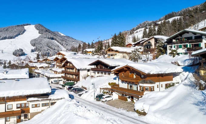 Saalbach-Hinterglemm Apartment | Cozy apartment in a beautiful south facing position