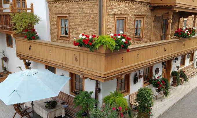 Stumm Apartment | cozy apartment in a central location with internet, parking, balcony