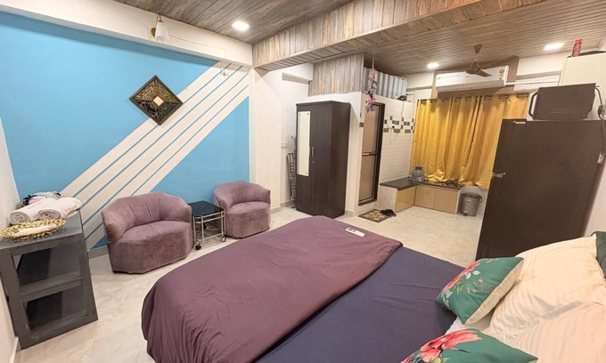 Pali Hill Apartment | Cozy apartment in beautiful Chuim village, Bandra west