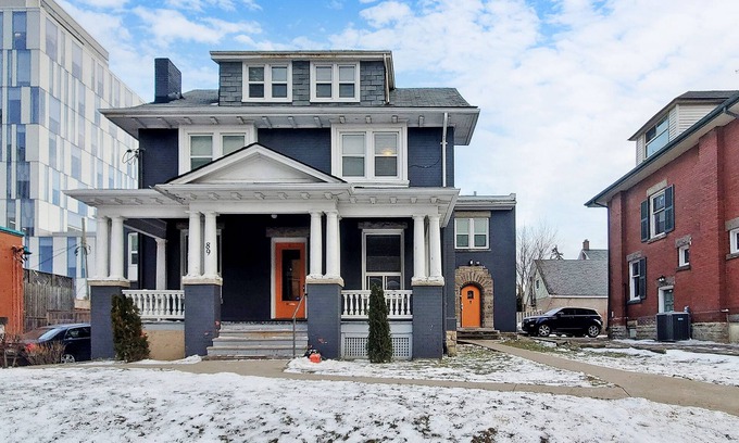 Brampton Apartment | Cozy Apartment in Downtown Brampton ~Walk to restaurants, shopping and Gage Park