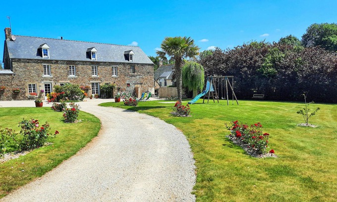 Roz-Landrieux Apartment | Cozy apartment in Roz-Landrieux