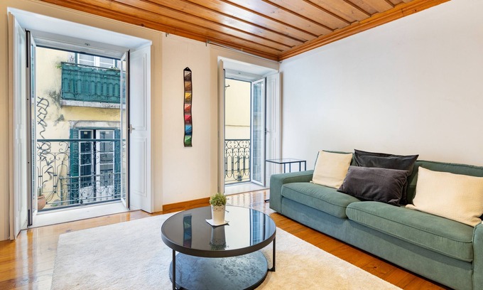 Encarnacao Apartment | Cozy Apartment in Historical Bairro Alto