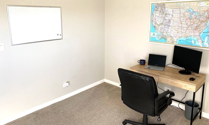 Roselle Apartment | Cozy Apartment in Roselle w/ Metra Access to Chicago