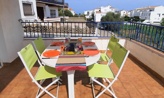 Llanca Apartment | Cozy Apartment in Sant Genis, Llançà – Steps from Grifeu Beach, 2 Bedrooms, Terrace, Parking