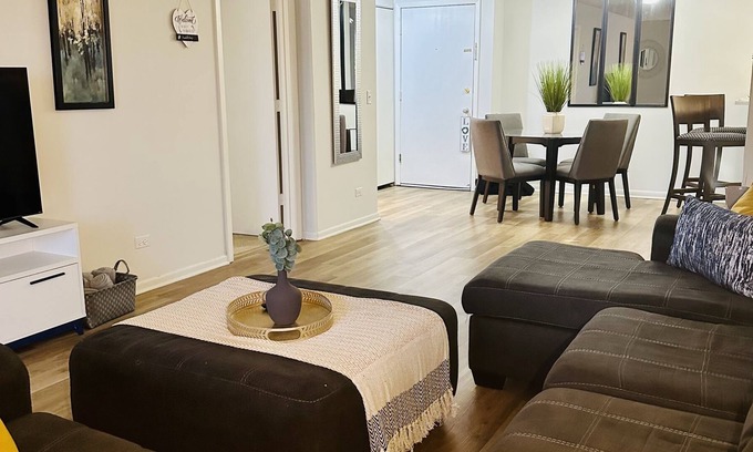 Lombard Apartment | Cozy Apartment Mins from OakBrook mall, restaurants and attractions.