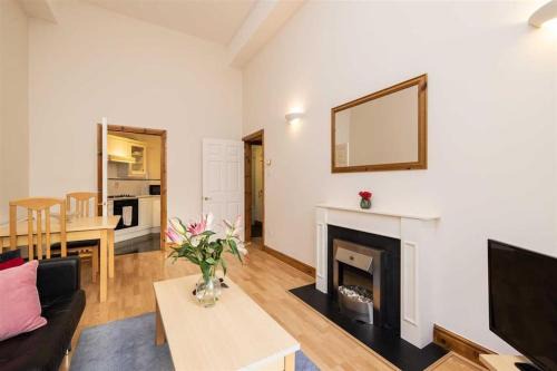 Grand Canal Dock Apartment | Cozy Apartment Steps from Everything - Heart of Dublin