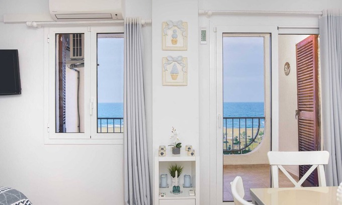 Empuriabrava Apartment | COZY APARTMENT WITH SEA VIEW & FREE WIFI
