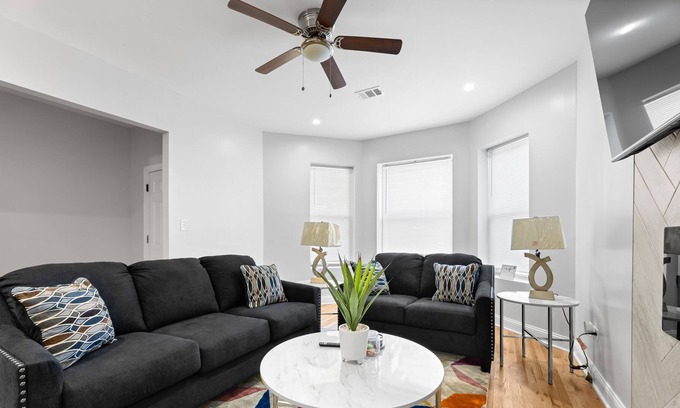 Woodlawn Apartment | Cozy Apartment with Location near the University of Chicago & Lake Shore Drive