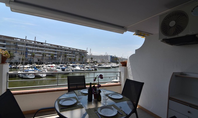 Santa Margarida Apartment | Cozy Apartment with Terrace and Canal Views, Near the Beach in Roses, Costa Brava.