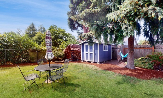 Eugene House | Cozy apartment with WiFi, streaming, kitchenette, W/D, shared backyard