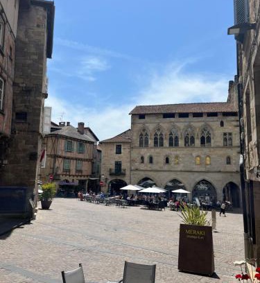 Figeac Apartment | Cozy Appartment Champollion 1