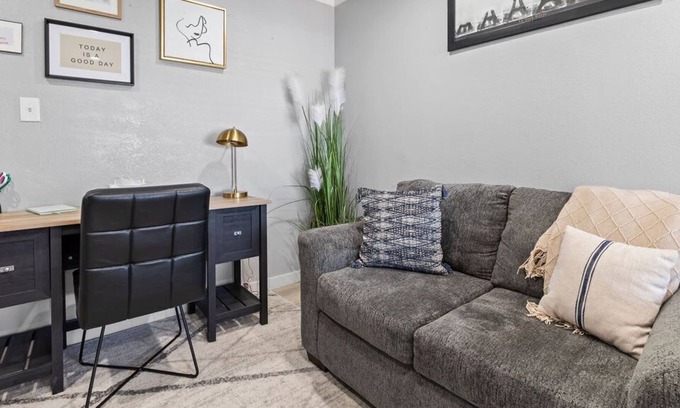 Barths Apartment | Cozy apt w/desk & rooftop deck