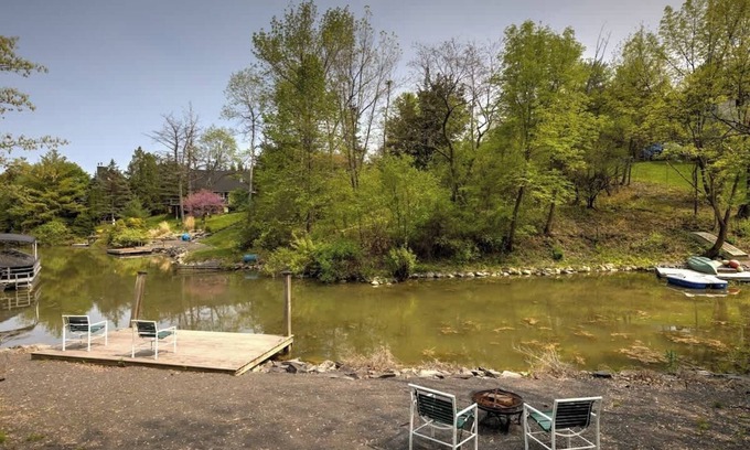 Athens House | Cozy Athens Cabin on the Lake w/Hot Tub & Backyard
