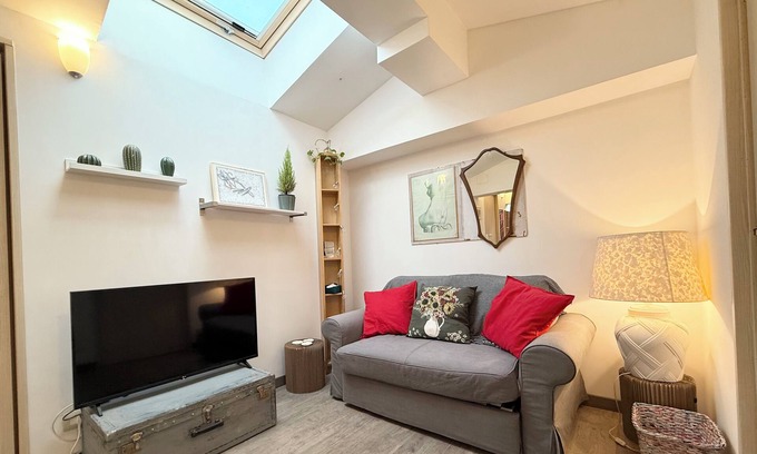 Isolotto Apartment | Cozy attic room not far from the center