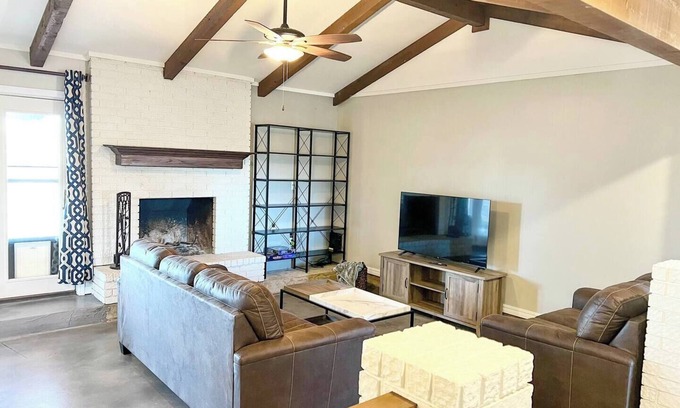 Barling House | Cozy Barling Home w/King Bed