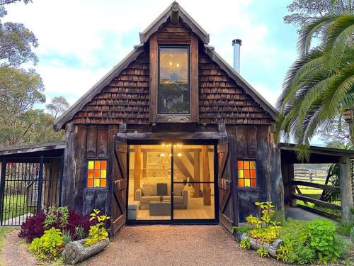 Quorrobolong Ski Chalet | Cozy Barn, Farm stay, Watagans views, Rustic charm