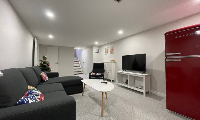 Markland Wood Apartment | Cozy basement apartment