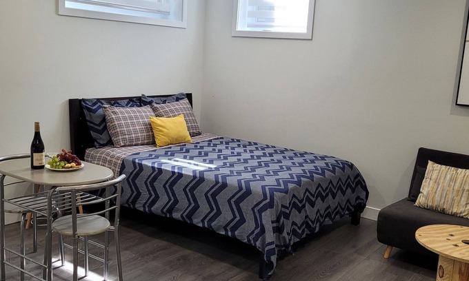 Montreal Apartment | Cozy basement studio 15 mins Down Town.