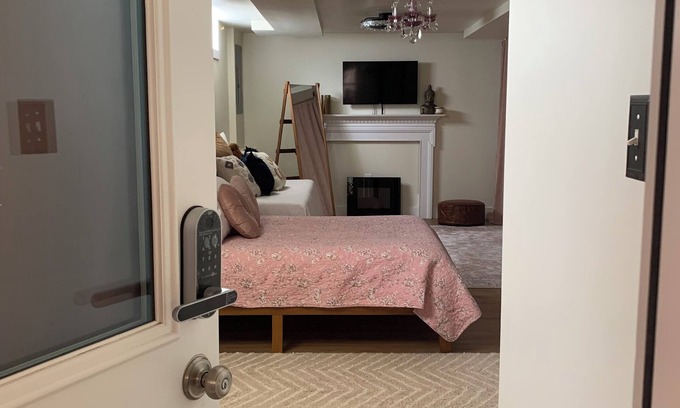Jefferson Manor House | Cozy basement with private entrance and WiFi in charming Alexandria