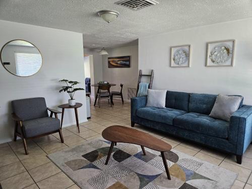Bayshore Gardens House | Cozy Bayshore Garden 3 BR House close to IMG