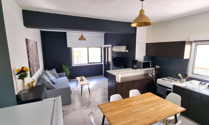 Larnaca Apartment | Cozy Beach Apt/100 MBit+ Netflix/Near Airport