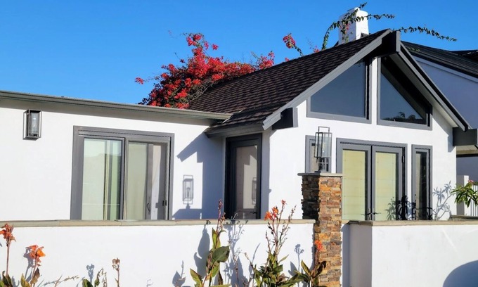 Newport Shores House | Cozy Beach Bungalow! Only 5 minute walk to the Beach and Pet Friendly!