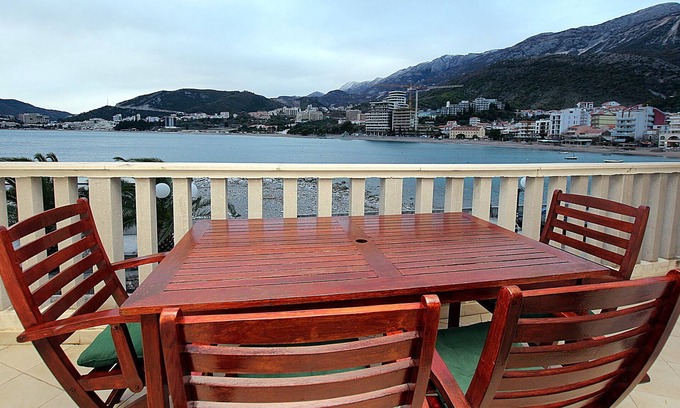 Rafajlovici House | Cozy Beach Front One Bedroom Apartment