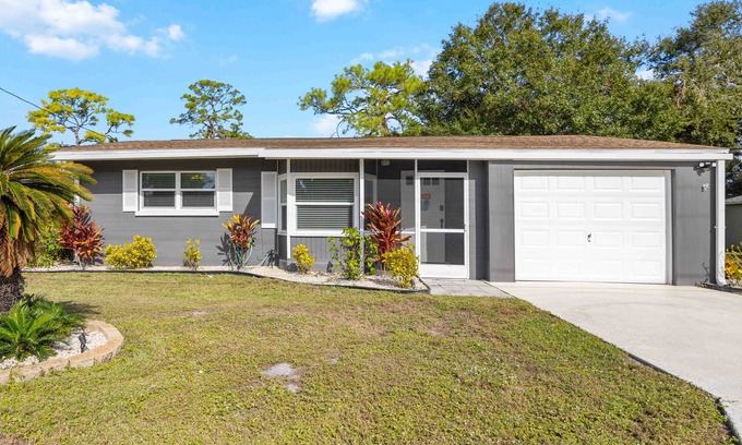 Gulf Gate Estates House | Cozy beach house: 8 minutes to your ultimate tropical getaway in Sarasota! 🌴☀️