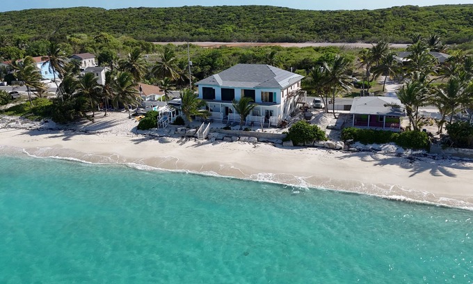 Tar Bay Villa | Cozy Beachfront Queen Suite