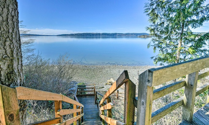 La Conner House | Cozy Beachouse: View & Deck, Steps from Skagit Bay