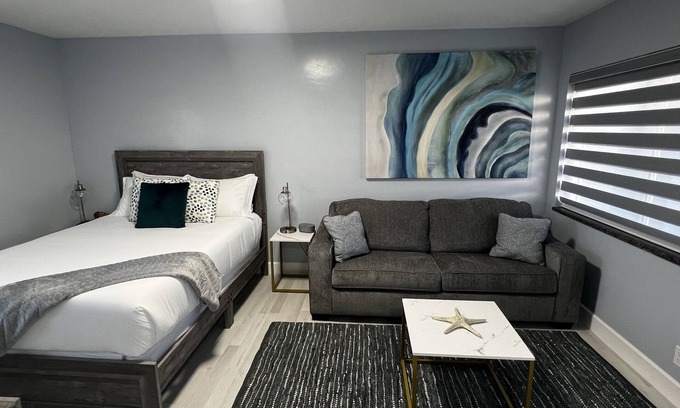 Daytona Beach Apartment | Cozy Beachside Modern Boutique Hotel Suite with Kitchen - by Oceano Suites