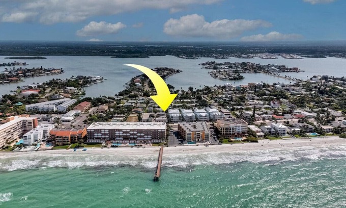 Redington Beach Condo | Cozy Beachside Getaway with Vintage Charm