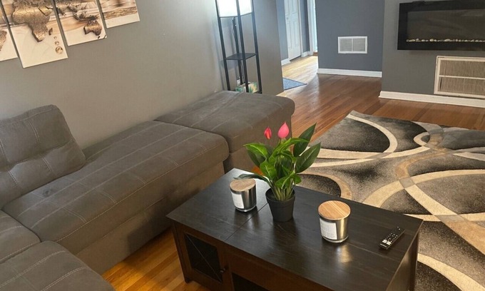 North Kenwood Condo | Cozy Beautiful Condo