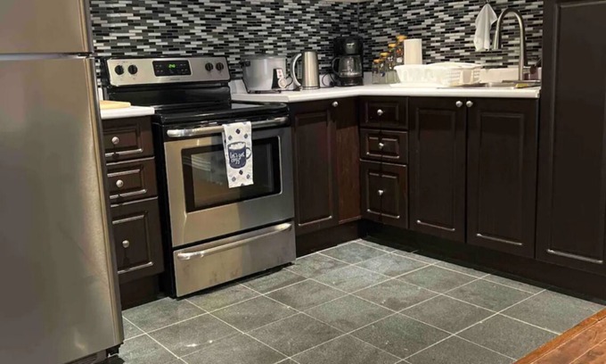Richmond Hill Apartment | Cozy bedroom Apartment, free wifi, close to trails and lakes,
