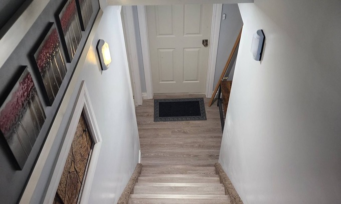 Regina House | Cozy bedroom suit in a bungalow in adorable Regina with WiFi, heating, cooling