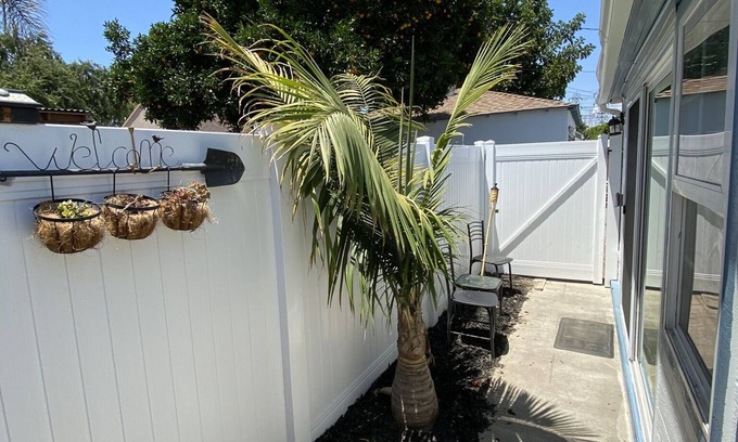 Harbor Apartment | Cozy blue back house w/1 bed, couch bed, 20 mins away from Disneyland and Beach!