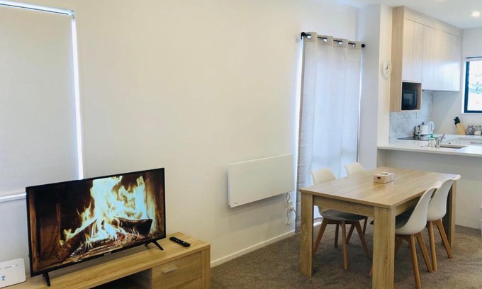 Auckland Bed & Breakfast | Cozy Brand New Townhouse 1