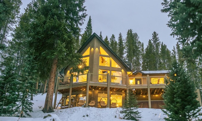 Westridge Ski Chalet | Cozy Breck Chalet - Private Sauna, Hot Tub, Fire Pit + 1.5mi to Breckenridge!