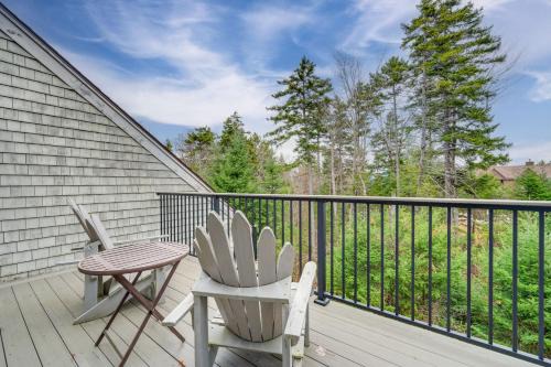 Bretton Woods Apartment | Cozy Bretton Woods Ski-InandSki-Out Condo with Deck!
